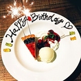 【記念日や誕生日に◎】お好きなメッセージをデコレーションし、スパーク花火を添えて華やかにテーブルまでお届けします♪
