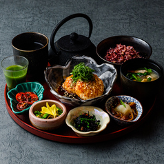 豆ふと鶏のハンバーグ　梅と大葉の照り焼きソース