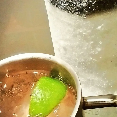 カクテルとノンアルカクテル、旬の食材をご用意して二人と一匹でお待ちしています