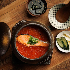 鮭いくらの土鍋ご飯（漬物・スープ付）