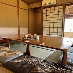 和の趣を感じる落ち着いた空間です。畳の上に広がるテーブルは、家族や友人とゆったりとした時間を過ごすのにぴったり。お子様連れのお客様にも安心してお楽しみいただける設計となっており、リラックスした雰囲気でお食事を堪能できます。窓からは自然の風景が望め、心地よい時間を演出します。特別なひとときを。