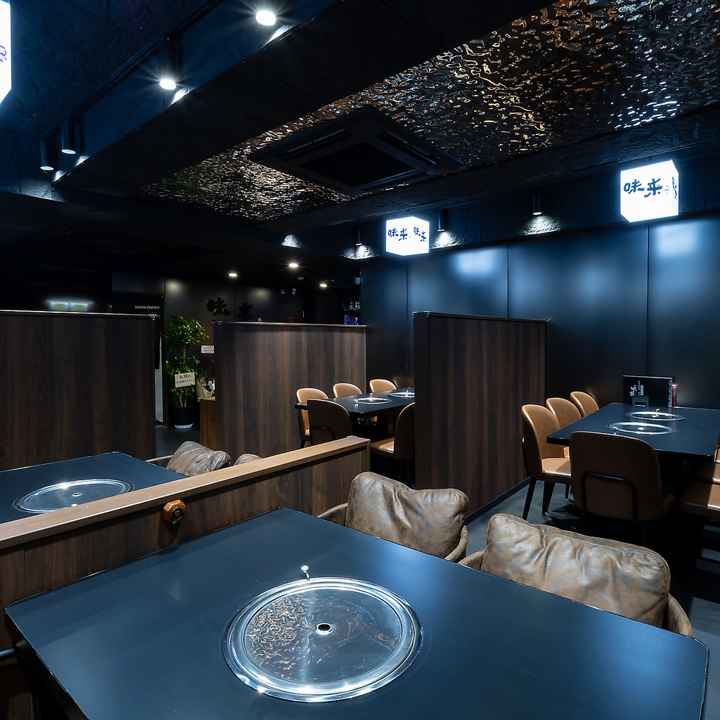 【落ち着いた雰囲気の店内】黒と木材をベースとした店内には、ゆったりと座れるテーブル席をご用意◎