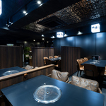 【落ち着いた雰囲気の店内】黒と木材をベースとした店内には、ゆったりと座れるテーブル席をご用意◎