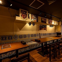 テーブル席は、会社の仲間やご友人との気軽な飲み会に最適です◎異国情緒のある店内で、大皿料理をシェアしながらワイワイと盛り上がるスタイルがおすすめ。美味しい料理を囲んで、絆を深める楽しいひと時をどうぞ。