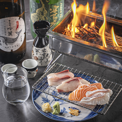 高知県産の魚を藁焼きで楽しむ居酒屋。目の前の調理と日本酒が魅力♪