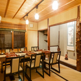 ゆったりとした配置のテーブル席は、少人数でのご利用に最適。落ち着いた照明と和の設えが、会話を大切にしたい場面にぴったりです。椅子の座り心地にもこだわり、長時間でも快適にお過ごしいただけます。