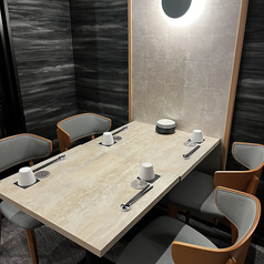 落ち着いたシンプルなテーブル席。最大12名までご利用いただけます。