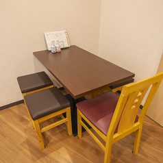 テーブル席は最大5名様まで利用可能で、友人や家族との楽しい食事にぴったり。温かな雰囲気の中、特製ジンギスカンやシェアメニューを囲んで、心温まるひとときをお楽しみいただけます。