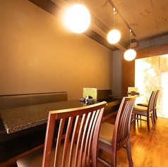 やわらかな暖色の照明に包まれた店内。店舗貸切は13～22名様までお過ごしいただけます。大人数での会社宴会や打ち上げにぜひご利用ください。※貸切のご利用は、日～木は料理のみコース5,500円以上、飲み放題付コース7,000円以上、金土祝前祝は料理のみコース6,600円以上、飲み放題付コース8,000円以上でのご予約限定。