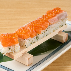 サーモンといくらの押し寿司