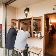 カジュアルにスペイン料理を楽しめるバル。テラスも◎