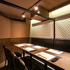 内装は和の美しさを大切にした設計で、落ち着いた雰囲気が漂います。友人との食事やデートなど、特別な日のディナーにぴったりの空間。テーブル席はゆったりとしており、プライベート感も満点です。旬の食材を使った料理の数々は、どれも見た目が美しく、舌でも楽しめるものばかり!新しい味との出会いが待っています☆