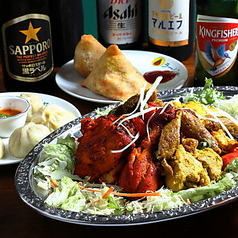 カレーやチキンなど人気料理を一度に楽しめるセット