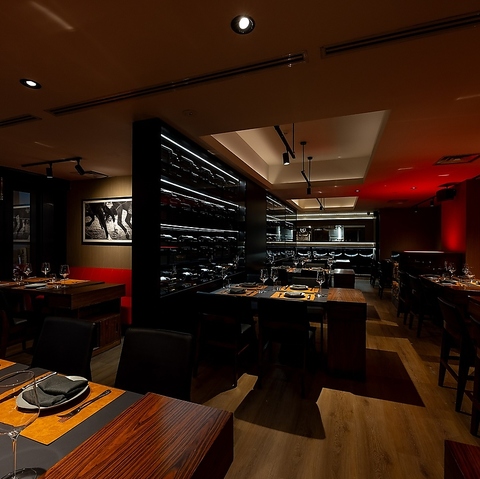 赤と黒を基調に木材の温かみを感じる店内で南米式の肉料理とワインを楽しむ♪