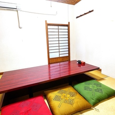 【寛ぎの座敷席◎】掘りごたつ席は、足を伸ばしてくつろげる心地よさが魅力。木の温もりと落ち着いた雰囲気で、仲間や家族とゆったり過ごせます。料理と会話を楽しむ、居心地抜群の空間です♪