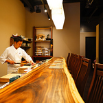 カウンター席は8席を完備。おひとり様での気軽なランチや大人のデートなどにおすすめの特等席です。