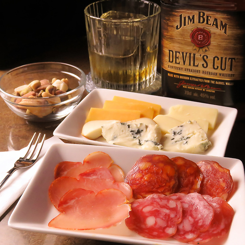 栄にある低価格で楽しめるショットバー◎各国から取り寄せたおつまみメニューも♪