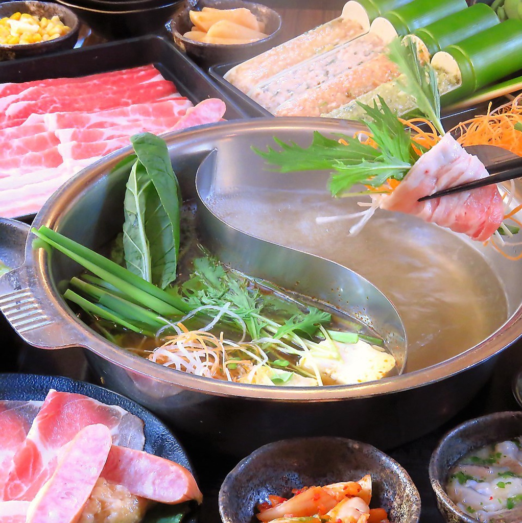 【お肉】豚・鶏・国産牛・黒毛和牛等、プランによって様々なお肉を食べ放題でお楽しみいただけます。