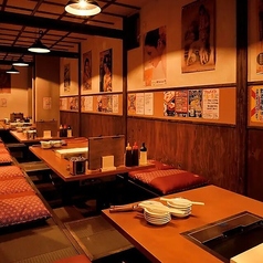 広々とした鉄板付きのテーブル席は、友人同士や仕事仲間との飲み会に最適です。昭和レトロなポスターやお品書きに囲まれた、活気あふれる雰囲気♪少人数から中規模の宴会まで柔軟に対応可能なレイアウトとなっております♪肩肘張らずに過ごせる雰囲気の中で、自慢の料理をご堪能ください◎