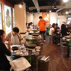  賑やかさの中にも「オシャレな空間」が広がる店内◎活気を感じつつも、どこか落ち着ける雰囲気が魅力です。総席数65席の広々としたテーブル席で、美味しい料理と共に上質な時間をお過ごしください。