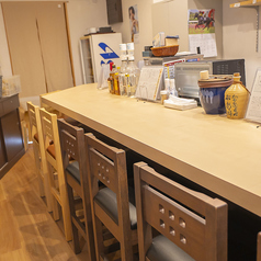 当店のカウンター席で、友人と一緒に乾杯！新鮮な海の幸を使った料理を楽しみつつ、リラックスした時間を過ごすのにぴったりです。