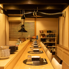 一人でも気軽に立ち寄れるカウンター席は、料理人との距離が近く、会話も楽しめる特等席。落ち着いた雰囲気の中で、静かにお酒を味わいたい方にもおすすめです。お忍び利用にもぴったり。