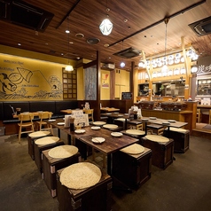 テーブルのお席は、温もりを感じる木のテーブルと椅子には座り心地の良い丸い座布団をご用意しております。カジュアルながらも落ち着いた空間が広がり、友人や家族と肩を並べて食事を楽しむのに最適。普段使いからご宴会利用にも◎リラックスした雰囲気の中で、心ゆくまで料理を堪能できる空間をご提供いたします！