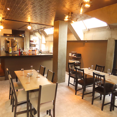 落ち着いた雰囲気の店内…テーブル席をご用意しております!ご家族やご友人とのお集まりにも◎