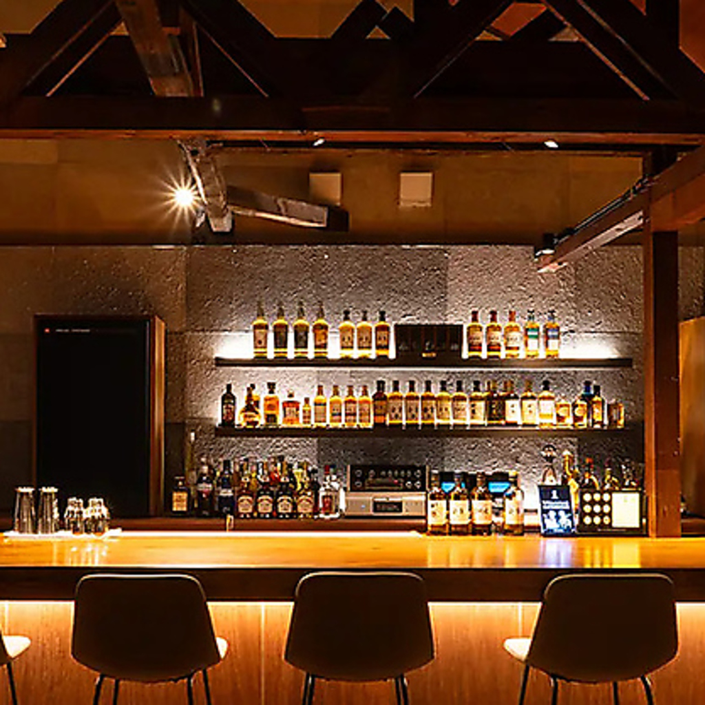 2階は「ニッカバー余市」。音楽と美酒で、大人のバー体験を。