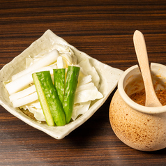 自家製味噌で食べる野菜の盛り合わせ