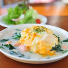 サーモンとほうれん草のクリームシチューオムライス