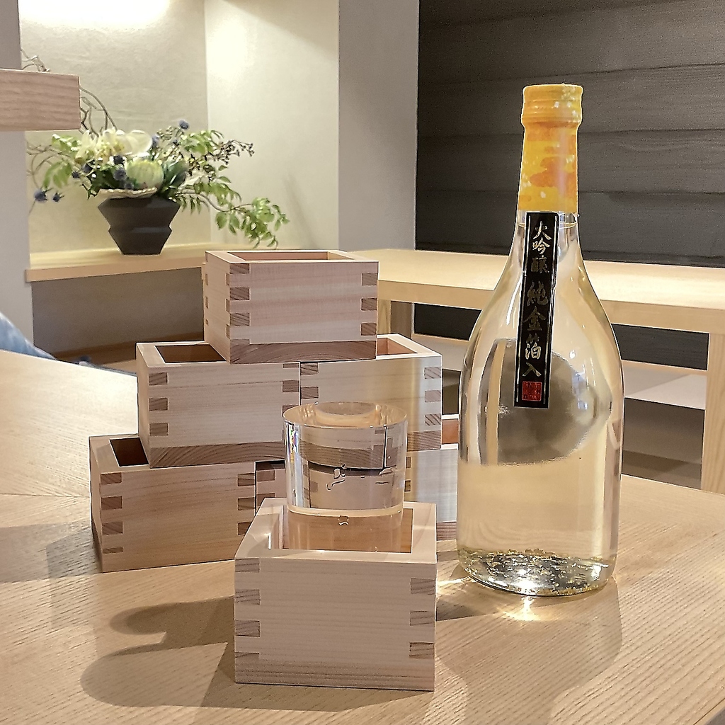 厳選された日本酒を、木の温かみを感じる升で飲める幸せな時間。落ち着いた大人の空間で楽しめます◎