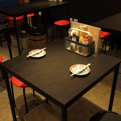 東大和市駅からアクセス抜群の当店では、少人数でのお食事やデートに使いやすい2名様用のテーブル席を5卓ご用意しております。ゆったりとお座りいただけるテーブル配置となっており、自慢の中華料理やお酒を囲みながら会話が弾む楽しいひとときをお過ごしいただけます。気軽な飲み会にぜひご利用ください。