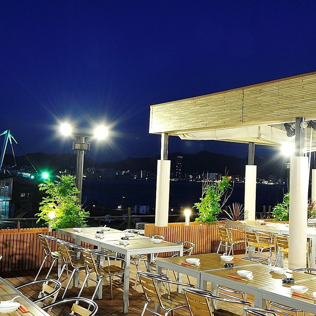 《海峡ビアガーデン》夜空を彩る花火と共に、美しい夜景を眺めながら贅沢なひとときを過ごせます♪