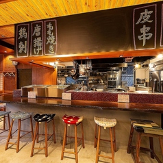 【カウンター9席】お一人様からでもお気軽に◎調理風景を一望できるカウンター席。キッチンに面したカウンター席は～9名様までお座りいただけます。食材を取り扱う際の調理音や香ばしい香りもダイレクトに感じられ、料理が出来上がる瞬間を目の前で眺められるライブ感が嬉しい人気のお席です。