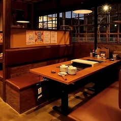 掘りごたつ席は、大人数の宴会でも足を伸ばしてリラックスできるのが魅力です♪木の温もりを感じる落ち着いた空間で、親しい仲間と水入らずの時間を過ごせます◎お子様連れでも安心してご利用いただけるため、ママ会やご家族での夕食にもおすすめ♪アットホームな空気感をお楽しみください◎