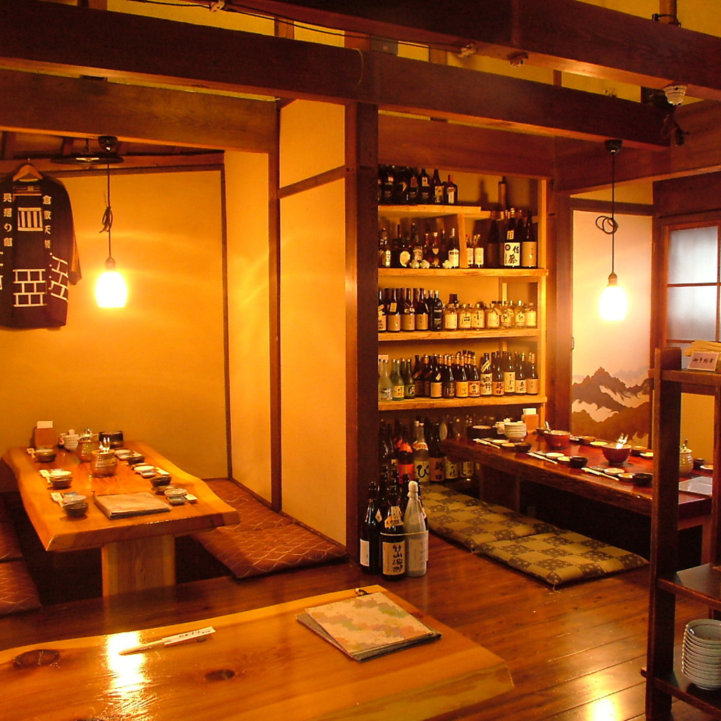 店主自ら造り上げた店内は、細部にいたるまで愛情を感じる最高の空間。特別な時間をこだわりの空間で