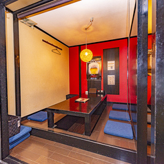 3名様まででご利用いただける個室のテーブル席となっております！大切なご友人とのひとときや、ビジネスシーンでのご利用にも最適です♪落ち着いた雰囲気の中で、特別な時間をお過ごしください！人気のお席の為、早めのご予約をお待ちしております！