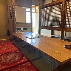 和の趣が漂う心地よい空間です。畳の温もりと広々としたテーブルが特徴で、家族や友人とゆったりとした時間を過ごせます。お子様連れでも安心の設計で、リラックスしながらお食事を楽しむことができます。窓からの自然光が心地よく、特別なひとときを演出する場として最適です。ぜひ、落ち着いた雰囲気をお楽しみください。