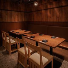 4名～8名様の少・中人数様向けのプライベート個室♪ゆったりと優雅なお時間をお過ごし頂けるこちらのお席はご友人とのお食事や少人数でのご宴会をワンランク上の仕上がりに♪サプライズ演出できるデザートプレートクーポンもご用意しております♪その他催し物も、お気軽にお問い合わせください。快くお受けいたします。