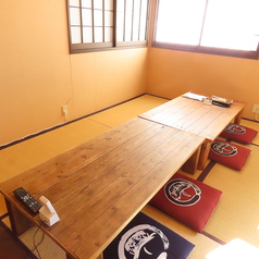 2階の個室(座敷)は、4名から最大10名様までご利用可能です。リラックスした雰囲気の中でお食事を楽しむことができ、お子様連れも安心です。大切な方との会話も弾む素敵な時間をお過ごしください。