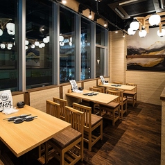 ゆったりとお寛ぎ頂ける空間をご用意◎温かみある空間で串焼きなどの逸品を楽しめます。