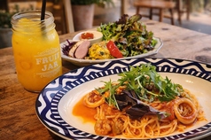 平日限定の贅沢ランチは前菜とメインを堪能できるセット