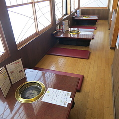 小さなお子様連れのご家族にも人気のお座敷席を完備しております♪靴を脱いでリラックスして過ごせる空間で、ゆったりとお寛ぎいただけます◎ご家族やご親族とのお食事に最適です。