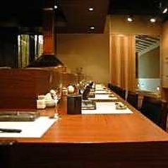 洗練された雰囲気の中で、職人が一本ずつ丁寧に揚げる四季折々の串揚げを堪能できます。大切な方と静かに語らいたい夜にぴったりの、上質な時間が流れる空間をご提供します。デートにも◎