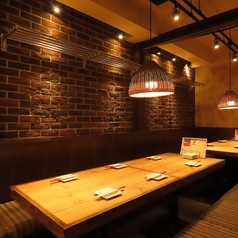 各種宴会は広々としたテーブル席でお楽しみください！