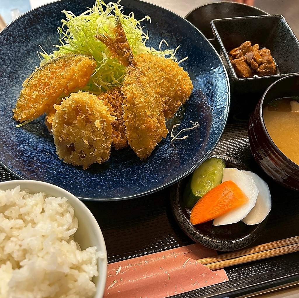 サクサクに揚がった海鮮フライを味わう至福のランチ。小鉢や味噌汁も付いた大満足の日替わり定食☆