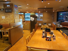 店内は広々。テーブル席も多数。