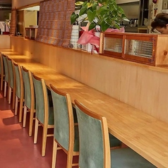 【1～4名様/カウンター席】お一人様やカップルに◎ふらっと立ち寄れる特等席。お一人様でのサク飲みや、カップルでのデート、気心知れたご友人との語らいにぴったりのカウンター席をご用意。お仕事帰りにふらっと立ち寄り、チャミスルやマッコリと熱々の韓国料理で一杯やりたい気分の時にも大歓迎です！