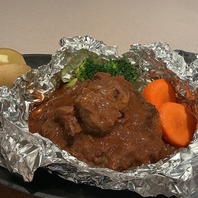 「ボリューム！」鉄板ビーフシチュー包み焼きハンバーグ